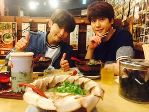 SUPER JUNIORのリョウクとキュヒョンが、神戸でラーメンを楽しむ姿を公開した。写真：リョウクのツイッター