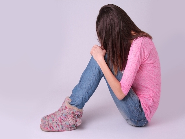 「まつエク」は美容行為であり、施術には美容師免許が必要。免許を持たない人が施術し、接着剤が目に入るなどしてトラブルが生じるケースが増えている