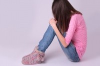 「まつエク」は美容行為であり、施術には美容師免許が必要。免許を持たない人が施術し、接着剤が目に入るなどしてトラブルが生じるケースが増えている