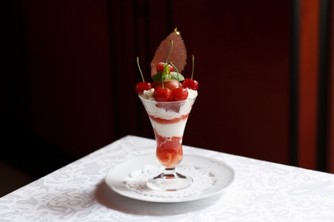 「佐藤錦」を使用したパフェ（資生堂パーラー発表資料より）