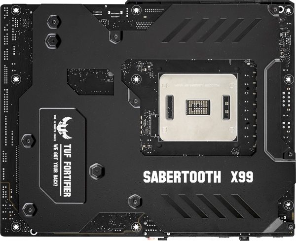 米インテルの「X99 Express」チップセットを搭載するエイスース・コンピューターの高耐久マザーボード「SABERTOOTH X99」（写真：エイスースの発表資料より）