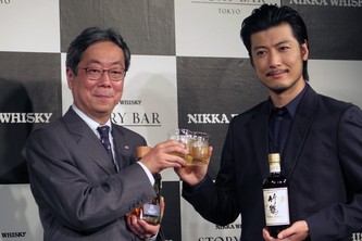 ニッカウヰスキーオフィシャルバー「NIKKA WHISKY STORY BAR TOKYO」のオープン会見でブランドアンバサダーに就任した“マッサン”こと「玉山鉄二」(写真右)とニッカウヰスキー・チーフブレンダーの佐久間正氏がトークセッションを展開した
