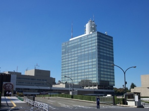 NHKが23日、2014年度の決算を発表。それによれば、事業収入は前年度比256億円アップの6871億円であり、事業支出は前年度比43億円アップの6475億円で、事業収支差金は396億円の黒字であった