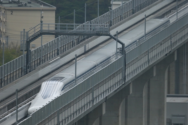 4月に実施された超電導リニア車両の高速域走行試験での走行速度が、25日付けでギネス世界記録として認定された。（写真：JR東海提供）