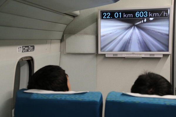 4月に実施された超電導リニア車両の高速域走行試験での走行速度が、25日付けでギネス世界記録として認定された。写真は走行中の車内。（写真：JR東海提供）