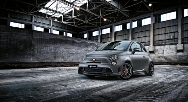 初代Abarth（アバルト）の誕生から50周年を記念した新モデル「ABARTH　695 Biposto」（FCAジャパンの発表資料より）