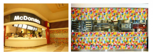 「マクドナルド イオンモールりんくう泉南店」のカウンター前（左）とオープンキッチン（右）（マクドナルド発表資料より）