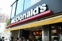 日本マクドナルドは、埼玉県と大阪府で各1店舗を改装し、客席から厨房内部を見ることができる「オープンキッチン店舗」を導入すると発表した。写真は都内のマクドナルド店舗。