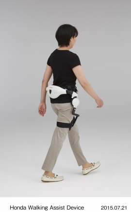 歩行訓練機器「Honda歩行アシスト」の装着例（写真提供：本田技研工業）