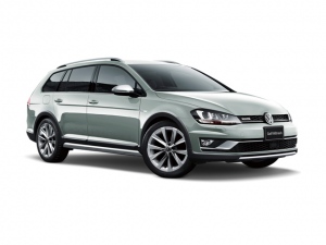 写真はAlltrack TSI 4MOTION Upgrade Package(367.0万円)車。Golf Variantよりも25mm高い車高やクロスオーバー4WDを演出するタフなイメージの外観が与えられた。ライバルはレガシィ・アウトバック(313.2万円~340.2万円)