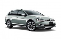 写真はAlltrack TSI 4MOTION Upgrade Package(367.0万円)車。Golf Variantよりも25mm高い車高やクロスオーバー4WDを演出するタフなイメージの外観が与えられた。ライバルはレガシィ・アウトバック(313.2万円~340.2万円)