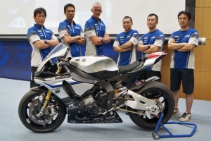 「team R1&YAMALUBE(写真左から3名)」と「磐田レーシングファミリー(写真右から3名)」、マシンはYZF-R1M。