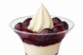 『まるごとぶどうパフェ』（ミニストップ発表資料より）
