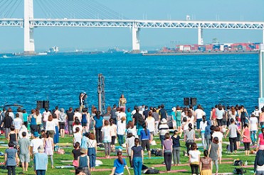 アジア最大級「ヨガフェスタ横浜2015」5万6千人動員、