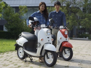 ボディカラーは、ビビッドイエローイッシュレッドメタリックとホワイトメタリックの2色用意。本体価格21万9000円