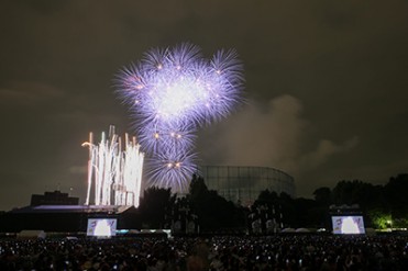 神宮外苑花火大会 - 10,000発の花火が彩る東京、特定会場ではライブなども開催