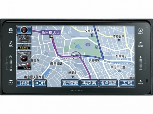 トヨタ系販売店装着オプションの自動車用品として販売している「CAR NAVIGATION」システムの上級モデル。デンソーはそのNAVI供給から離脱して、車載カメラやレーダーによる自動運転支援システムと連動する次世代車載情報通信システム開発に軸足を移す