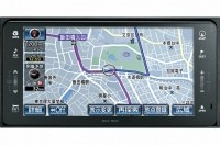 トヨタ系販売店装着オプションの自動車用品として販売している「CAR NAVIGATION」システムの上級モデル。デンソーはそのNAVI供給から離脱して、車載カメラやレーダーによる自動運転支援システムと連動する次世代車載情報通信システム開発に軸足を移す