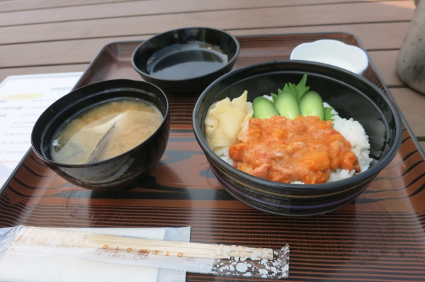 「まぼろしのウニ丼」（有限会社しれとこ村発表資料より）