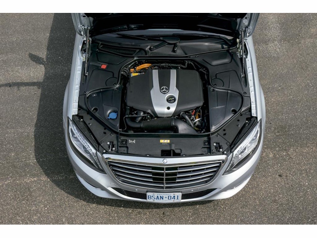 メルセデス・ベンツSクラスに加わったディーゼルHV、S300hのパワートレーン。最高出力204ps/(150kW)、最大トルク51.0kg.m(500Nm)の2.2リッター直列4気筒BlueTECディーゼルエンジンに、最高出力27ps(20kW)、最大トルク25.5kg.m(250Nm)を発生する高効率の電気モーターを組み合わせ、同社最新のV8エンジンと同等の大トルクを実現した