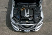 メルセデス・ベンツSクラスに加わったディーゼルHV、S300hのパワートレーン。最高出力204ps/(150kW)、最大トルク51.0kg.m(500Nm)の2.2リッター直列4気筒BlueTECディーゼルエンジンに、最高出力27ps(20kW)、最大トルク25.5kg.m(250Nm)を発生する高効率の電気モーターを組み合わせ、同社最新のV8エンジンと同等の大トルクを実現した