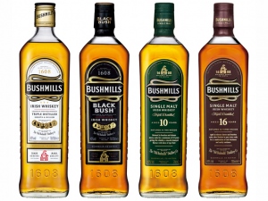 左から、「ブッシュミルズ」「ブッシュミルズ・ブラックブッシュ」「ブッシュミルズ・シングルモルト10年」「ブッシュミルズ・シングルモルト16年」で、すべて700ml/1本、アルコール度数40%