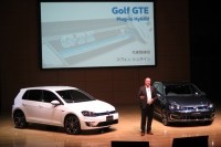 フォルクスワーゲン・ジャパンの代表取締役であるスヴェン・シュタイン氏による新型VWゴルフGTE(プラグインハイブリッド車)のプレゼンテーション。ボディカラーは全5色で、左がピュアホワイト、右がGTE専用色のカーボンスティールグレーメタリック