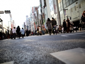 派遣で働く労働者には、派遣事業が「許可制」のみになる(新たな許可基準については、省令や業務取扱要領等で規定される)。同一の組織単位に継続して3年間派遣される見込みがある場合、派遣終了後の 雇用継続のために、派遣元から派遣先への直接雇用の依頼を行う義務が派遣元に課される