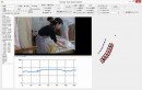 姿勢計測による腰椎形状推定（上図右側）と同時に、筋骨格力学モデルに基づいた腰部負荷推定を行う（上図グラフ青線）ことで、リアルタイムに危険姿勢を警告することができる。（北海道大学の発表資料より）