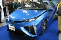 昨年末にトヨタが発売したFCV「MIRAI」。水しか排出せず“一切CO2を出さない”「究極のエコカー」とされ、日本政府も水素社会の到来を後押しする