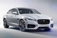 ジャガーXF、全長×全幅×全高4965×1880×1455mm、ホイールベース2960mmの大型ラグジュアリーサルーン。パワーユニットは2種のガソリンと1種のディーゼルをラインアップする