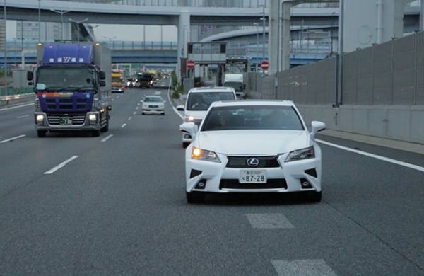 「Highway Teammate」による高速道路での実験走行時の状況（写真:トヨタ発表資料より）