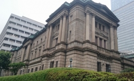 日本銀行は7日の金融政策決定会合で、金融政策の現状維持を8対1の賛成多数で決定した。写真は、東京都中央区の日銀本店新館（左）と旧館（中央）（2015年7月8日撮影）。