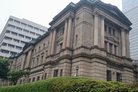 日本銀行は7日の金融政策決定会合で、金融政策の現状維持を8対1の賛成多数で決定した。写真は、東京都中央区の日銀本店新館（左）と旧館（中央）（2015年7月8日撮影）。