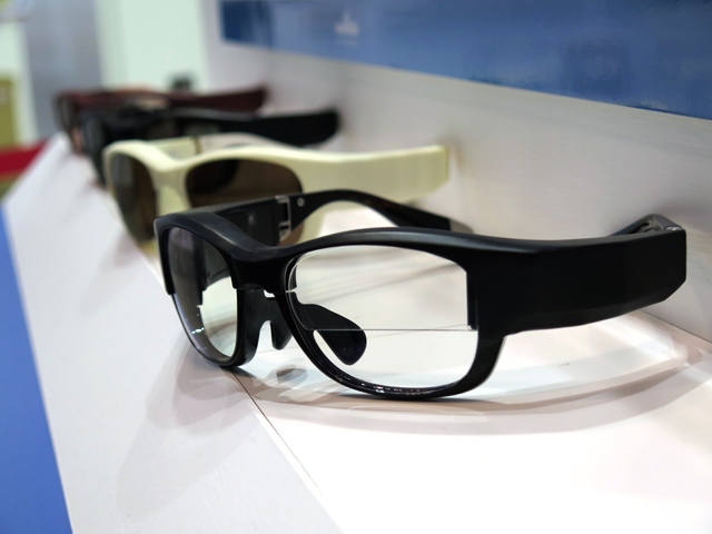 村田製作所が発表した「Cool Design Smart Glass」は、海外の有名デザイナーブランドの眼鏡フレームなどを生産する鯖江製眼鏡フレームメーカーと組んで制作した。フレームデザイン技術・製造加工技術により眼鏡本来のファッション性とかけ心地を優先。そのうえで同社が開発したスイッチモジュール(micro PS)をテンプル部に搭載。レンズ部のARディスプレーやスマートフォンなどの接続機器をリモコンなしで簡単に操作することができる