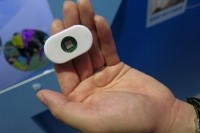 オムロンがCEATECの会場で公開した8.1mm×7.7mmセンサーチップを筐体中央に内蔵した「貼り付け型電子体温計」。小型通信システムと駆動用バッテリーを内蔵する
