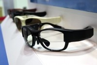 村田製作所が発表した「Cool Design Smart Glass」は、海外の有名デザイナーブランドの眼鏡フレームなどを生産する鯖江製眼鏡フレームメーカーと組んで制作した。フレームデザイン技術・製造加工技術により眼鏡本来のファッション性とかけ心地を優先。そのうえで同社が開発したスイッチモジュール(micro PS)をテンプル部に搭載。レンズ部のARディスプレーやスマートフォンなどの接続機器をリモコンなしで簡単に操作することができる