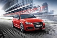 アウディは A3 Sportbackをベースにした本格スポーツモデル、新型 RS 3 Sportbackの販売を開始する。このモデルは367ps、47.4kgmを発揮する2.5L 直列5気筒TFSI(直噴ガソリンターボ)エンジンを搭載し、コンパクトプレミアムクラス最速を誇る。