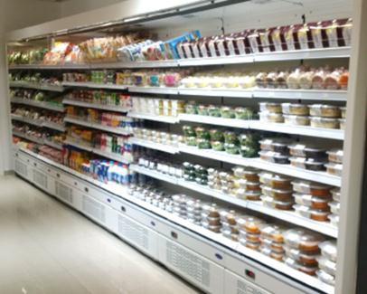 中東地域でのセブン‐イレブン1号店「ベイスクエア店」店内のオープンケース。（セブン&アイ・ホールディングスの発表資料より）