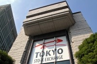「なんでもない日おめでとう」なのか、連日の大幅高、大幅安の祝祭空間。そこから抜け出す術は、日銀の追加緩和しかないのだろうか?
