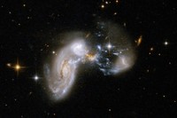 衝突し、爆発的に星形成が起きている銀河の例 Zw II 96。今回アルマ望遠鏡ではこの天体よりもずっと遠方で活発に星を作っている銀河を観測した。©NASA, ESA, the Hubble Heritage Team (STScI/AURA)-ESA/Hubble Collaboration and A. Evans (University of Virginia,Charlottesville/NRAO/Stony Brook University) 