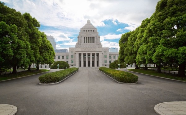 菅義偉官房長官は21日、野党5党が無所属1人を含む衆議院議員125人の連名で臨時国会召集を求めたことについて、受け止めを記者団に聞かれ、「政府としては必要な法案など精査しながら、与党と相談し、最終的な決定をさせていただきたい」と語った。