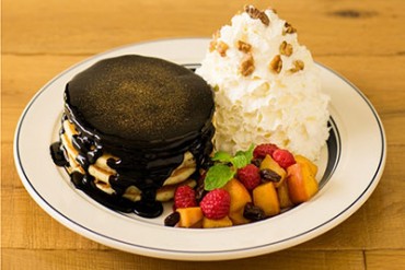 エッグスンシングスから銀座店1周年を記念した限定パンケーキが登場 - ビターチョコレート×フルーツ