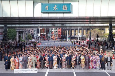 総勢200名の和服姿が日本橋を彩る「きもの大集合写真」- 各地の祭りを楽しむ「大江戸活粋パレード」も