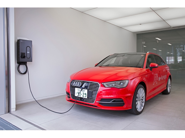 電気モーター単独のEVモードで、52.8km(国土交通省審査値)のEV走行が可能な「Audi A3 Sportback e-tron」。ハイブリッドモード走行でも、JC08モード燃費23.3km/リッターという高い燃費性能を獲得した。価格は564.0万円