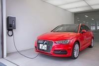 電気モーター単独のEVモードで、52.8km(国土交通省審査値)のEV走行が可能な「Audi A3 Sportback e-tron」。ハイブリッドモード走行でも、JC08モード燃費23.3km/リッターという高い燃費性能を獲得した。価格は564.0万円