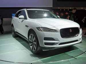 ジャガーのミッドサイズセダン「XE」と多くの部分を共有するクロスオーバーモデル「F-PACE」。1st EDITIONは世界限定で2000台生産され、そのうち日本に50台だけが輸入される