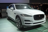 ジャガーのミッドサイズセダン「XE」と多くの部分を共有するクロスオーバーモデル「F-PACE」。1st EDITIONは世界限定で2000台生産され、そのうち日本に50台だけが輸入される