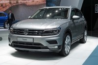 新型VWティグアン。エクステリアデザインは、同社のゴルフやパサートに共通するVW最新トレンドに沿った。ボディサイドを流れるキャラクターラインは深くてシャープだ。まさにゴルフ直系のSUVといえる