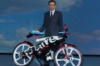 鈴木俊宏社長と比べてみても、「Feel Free GO!」が自転車サイズだというのがわかる。